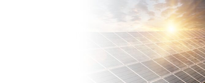 Vista aérea de una planta industrial con una gran instalación de paneles solares en el techo, que complementa un sistema de cogeneración.