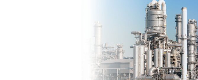 Vista exterior de una planta de cogeneración industrial con múltiples torres de destilación y tuberías, simbolizando la ingeniería EPC.