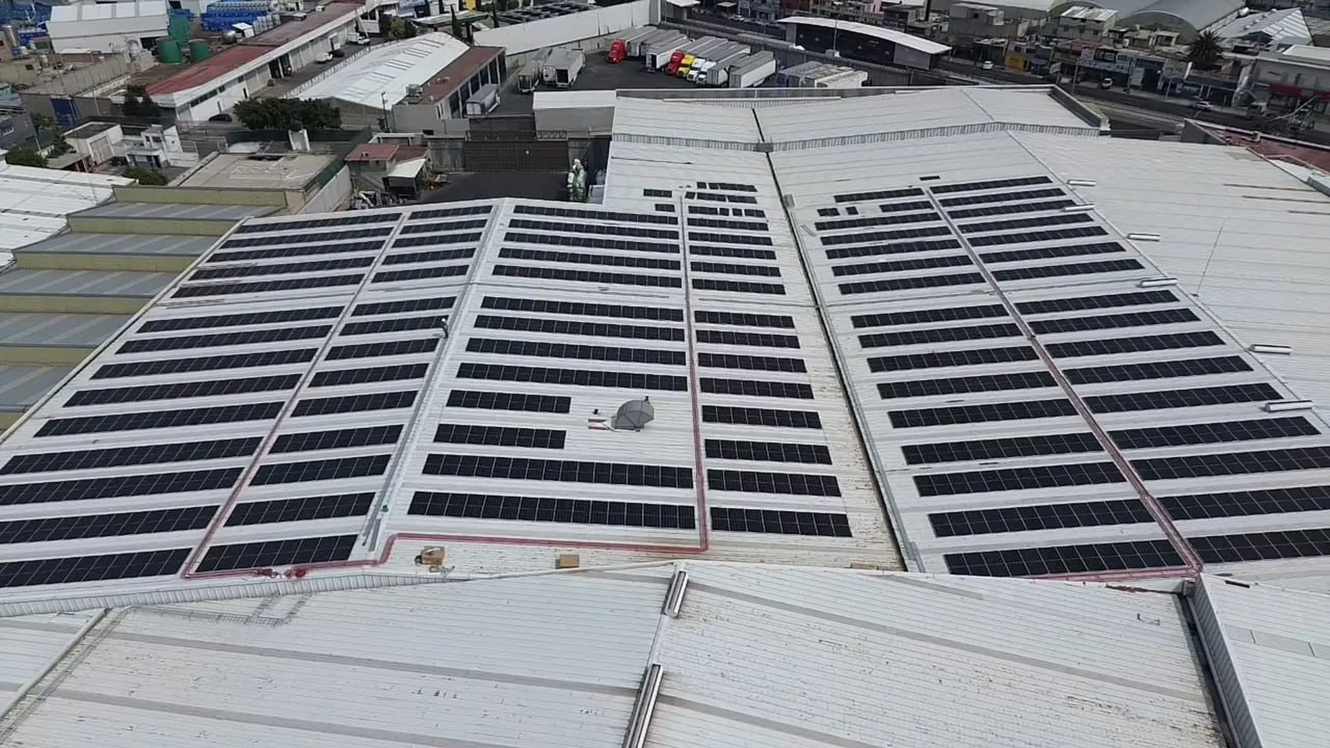 Sistema solar en techo de Colchones América en Ecatepec