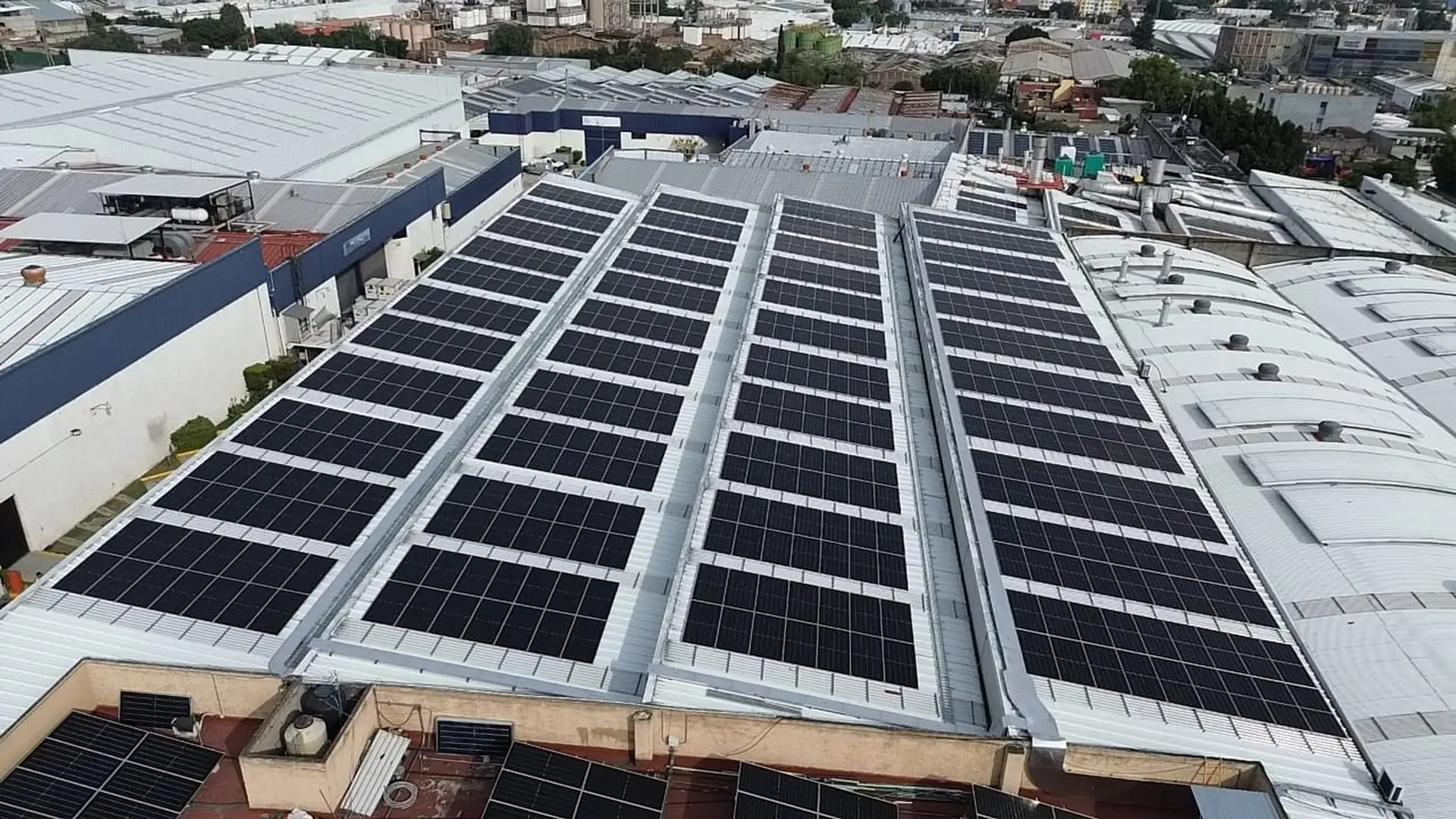 Sistema solar en techo de Plásticos Pola en Tlalnepantla